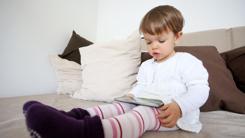 Experten empfehlen: So viel Bildschirmzeit sollten Kinder bekommen (Video) Experten empfehlen: So viel Bildschirmzeit sollten Kinder bekommen (Video)