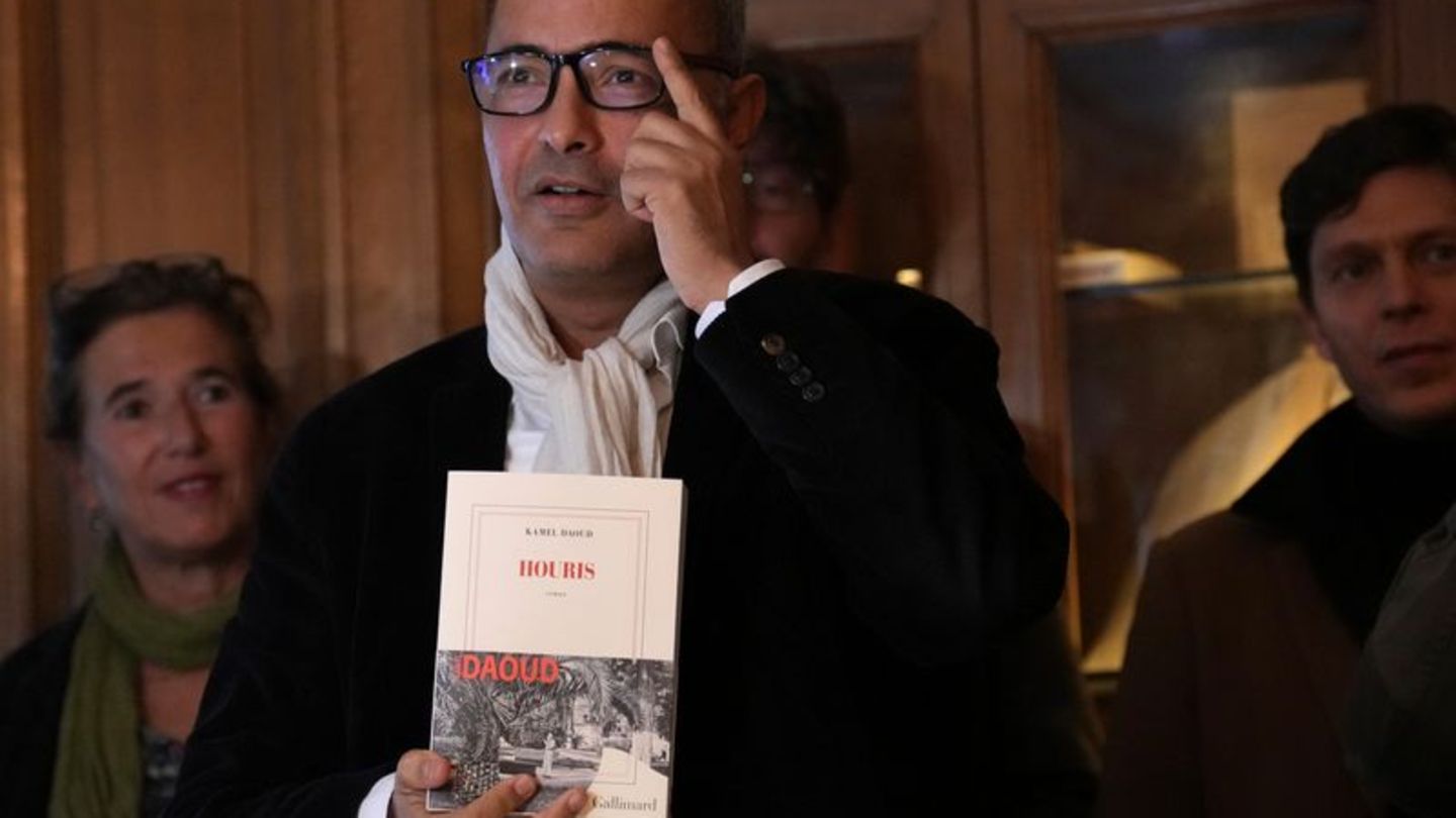 Der algerisch-französische Schriftsteller Kamel Daoud, nachdem er am Montag in Paris im Restaurant Drouant mit dem Prix Goncourt