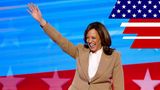Kamala Harris bei ihrem ersten Auftritt als Präsidentschaftskandidatin in einem Anzug von Chloé im August 2024