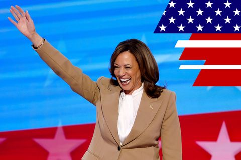 Kamala Harris bei ihrem ersten Auftritt als Präsidentschaftskandidatin in einem Anzug von Chloé im August 2024