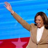Kamala Harris bei ihrem ersten Auftritt als Präsidentschaftskandidatin in einem Anzug von Chloé im August 2024