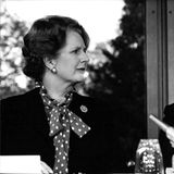 Margaret Thatcher zusammen mit dem ehemaligen deutschen Bundeskanzler Helmut Kohl im Jahr 1982