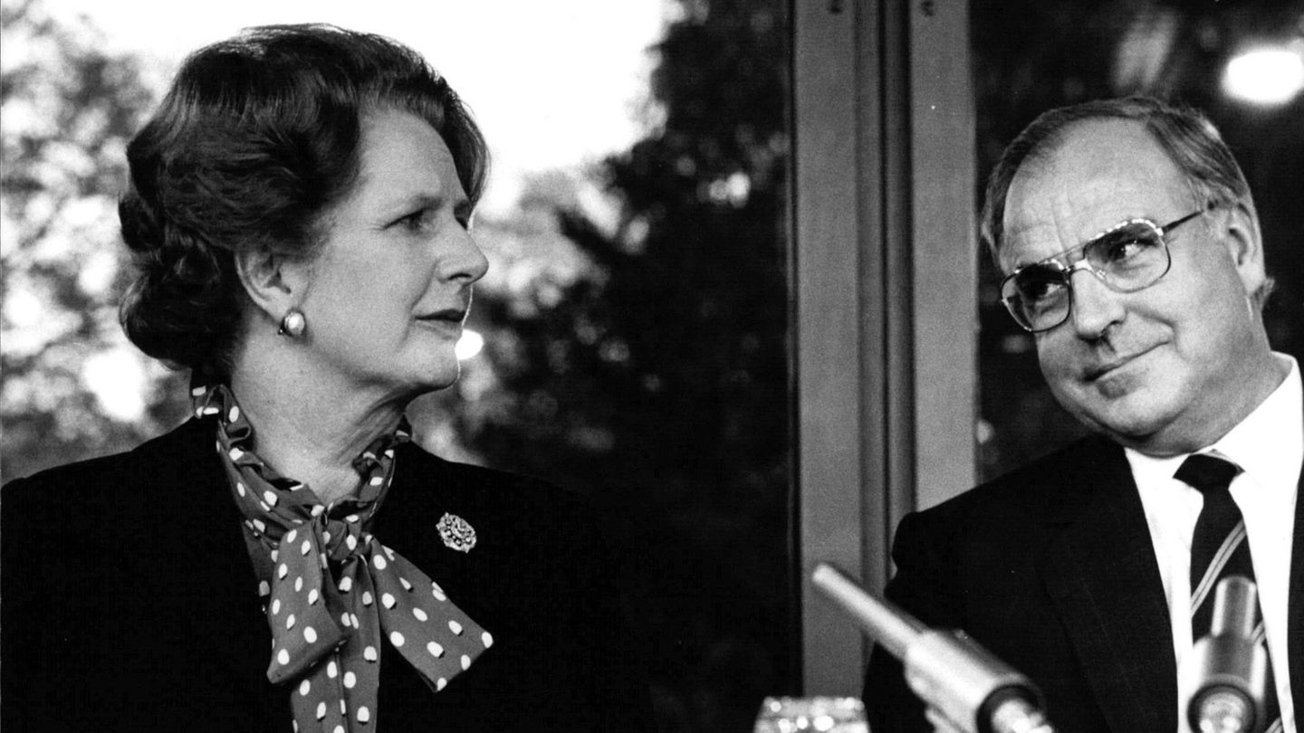 Margaret Thatcher zusammen mit dem ehemaligen deutschen Bundeskanzler Helmut Kohl im Jahr 1982