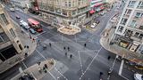 Berlin, Deutschland. Fußgänger überqueren die Kreuzung Friedrichstraße/Kochstraße/Rudi-Dutschke-Straße. Die Besonderheit daran: Bei Grün dürfen alle gehen, alle Autos müssen halten. Seit 24 Jahren ist das so, Vorbild für die Einrichtung war damals die Shibuya-Kreuzung in Tokio. Die Grünen-Fraktion Berlin fordert den Senat nun auf, die Rundum-Ampel zu verstetigen und als Zeichen für ein weltoffenes Berlin die Zebrastreifen in Pride-Farben umzusetzen