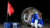 Dongfeng Landeplatz, China. Die Kapsel des bemannten Raumschiffs Shenzhou-18 ist mit drei chinesischen Astronauten sicher in der Inneren Mongolei im Nordosten Chinas gelandet. Die drei Raumfahrer waren ein halbes Jahr lang auf der Raumstation "Tiangong", zu deutsch "Himmelspalast", und haben dort Reparaturarbeiten und den längsten Raumspaziergang der chinesischen Geschichte durchgeführt. Jetzt wurden sie von ihren Nachfolgern abgelöst und kehrten zur Erde zurück            