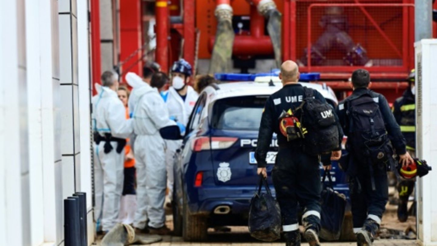 Einsatzkräfte an Tiefgarage in Alfafar bei Valencia