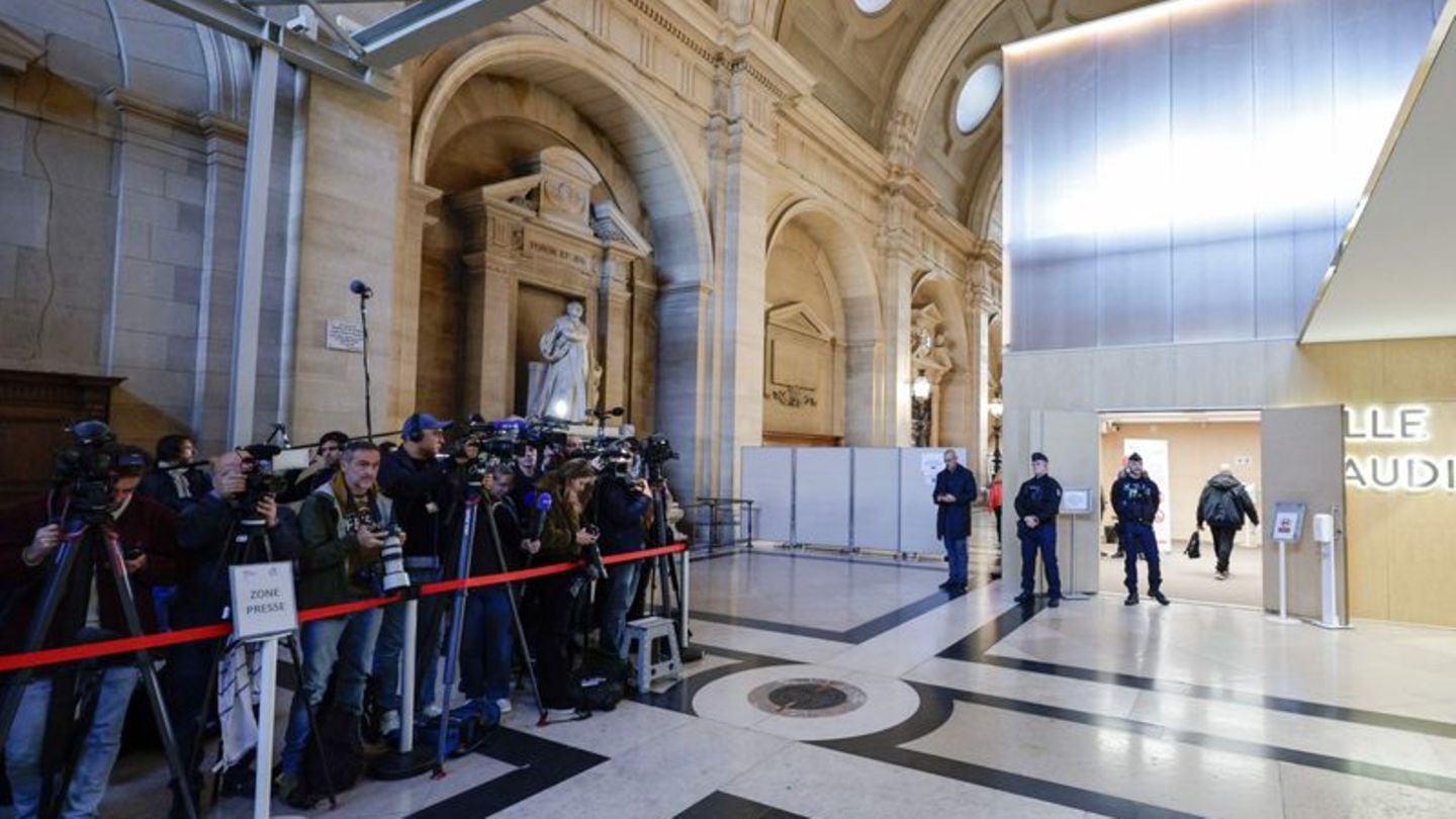 Unter großem Medieninteresse hat in Paris der Prozess um den Mord an dem Lehrer Samuel Paty begonnen. Foto: Stephane De Sakutin/