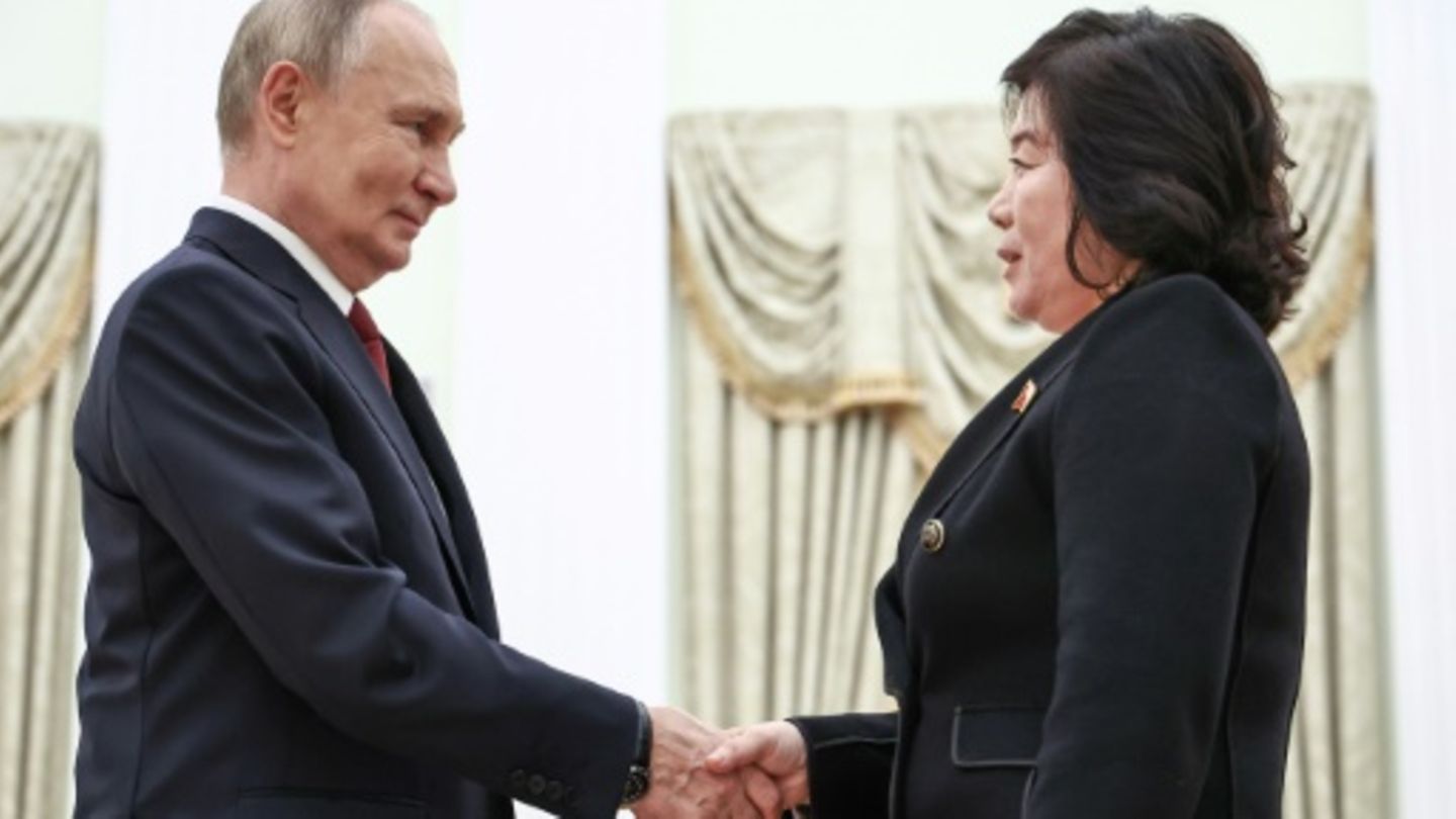 Kremlchef Putin mit Nordkoreas Außenministerin Choe