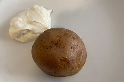 Schulessen in der Schulkantine: Eine halbe Kartoffel mit Tsatsiki
