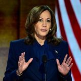 Kamala Harris in einem blauen Anzug und blauer Schluppenbluse