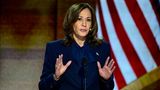 Kamala Harris in einem blauen Anzug und blauer Schluppenbluse