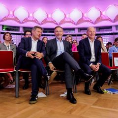 Wirtschaftsminister Robert Habeck (Grüne), Finanzminister Christian Lindner (FDP) und Bundeskanzler Olaf Scholz (SPD, v. l.)