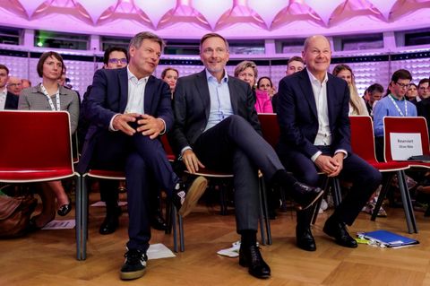Wirtschaftsminister Robert Habeck (Grüne), Finanzminister Christian Lindner (FDP) und Bundeskanzler Olaf Scholz (SPD, v. l.)