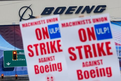 Boeing-Beschäftigte schwenken vor dem Werk Streikpostenschilder – das ist nun vorbei