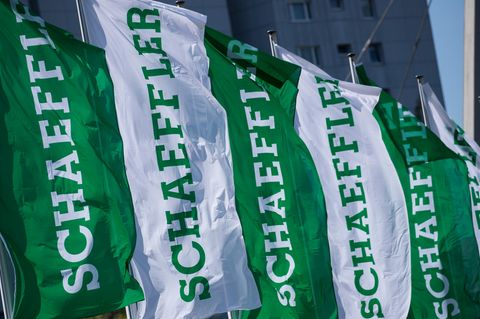 Fahnen mit dem Schriftzug der Schaeffler AG