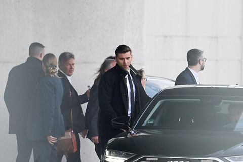 Robert Habeck verlässt nach einem Treffen mit Finanzminister Lindner und Bundeskanzler Scholz das Kanzleramt