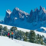 Unterwegs im Schnee wie die Profis   Mittelleicht, 14 Kilometer, 5 Stunden  Schneeschuhwandern ist wie Skifahren nur ruhig. Start: Auf dem Parkplatz Waldschenke. Dann über Weissbrunn in Richtung Brogles Alm, weiter am Adolf-Munkel-Weg (Nr. 35) bis zur Geisler Alm, auf 2000 Meter Höhe. Danach Abstieg oder mit der Rodelabfahrt zur Zanser Alm.  Wichtig beim Schneeschuhwandern ist die richtige Ausrüstung. Fragen Sie am Besten vor Ort und buchen Sie eine geführte Tour, etwa beim Tourismusbüro Villnöss