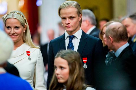 Sohn Marius der norwegischen Kronprinzessin Mette-Marit fällt immer öfter mit gewalttätigen Schlagzeilen auf. Mette-Marit muss nun sogar gegen ihren Sohn aussagen.