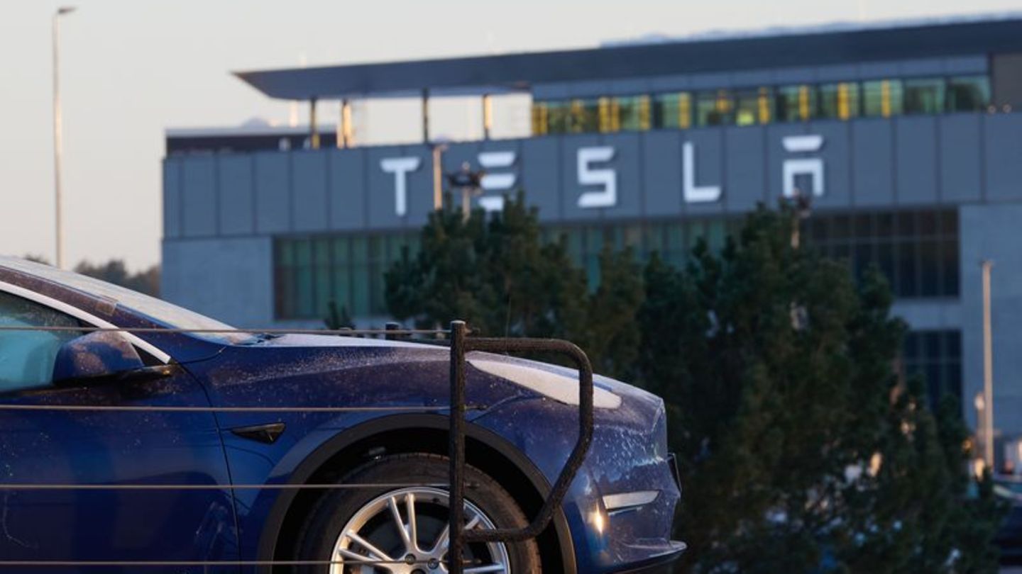 Die Beschäftigten des Tesla-Werks in Grünheide bei Berlin erhalten zum 1. November mehr Geld. (Archivbild) Foto: Joerg Carstense