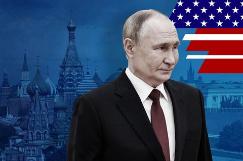 Wladimir Putin blickt skeptisch nach rechts. Im Hintergrund erkennt man den Kreml in Moskau.