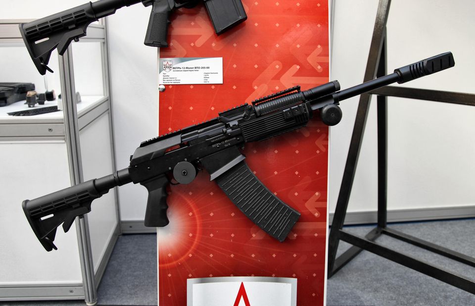 Die Vepr-12 ähnelt optisch der AK-74