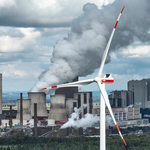 A coal-fired power plant., the traffic light also argues about climate protection