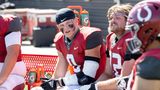 Football Spieler sitzen während des Spiels am Rand