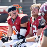 Football Spieler sitzen während des Spiels am Rand