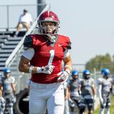 Football Spieler nimmt seine Position ein