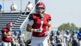 Football Spieler nimmt seine Position ein