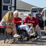 Auf den Parkplätzen vor dem Football Stadion haben es sich Zuschauer gemütlich gemacht