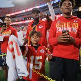 Ein junger Fan fragt nach einem Autogramm bei einem Football-Spiel