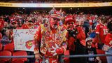 Fans posieren in den Fanrängen beim Football- Spiel