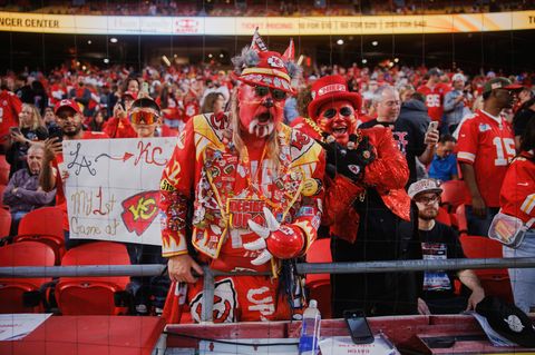 Fans posieren in den Fanrängen beim Football- Spiel