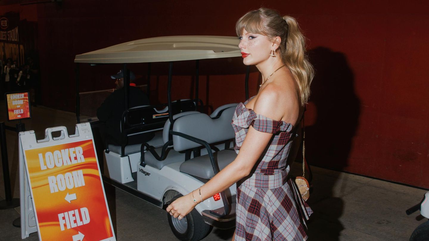 Taylor Swift betritt das Arrowhead Stadium vor dem Football Spiel in Kansas City