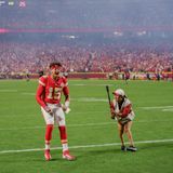 Der Quarterback der Kansas City Chiefs, Patrick Mahomes, beobachtet das Publikum vor dem Football Spiel