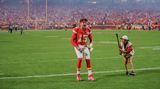 Der Quarterback der Kansas City Chiefs, Patrick Mahomes, beobachtet das Publikum vor dem Football Spiel