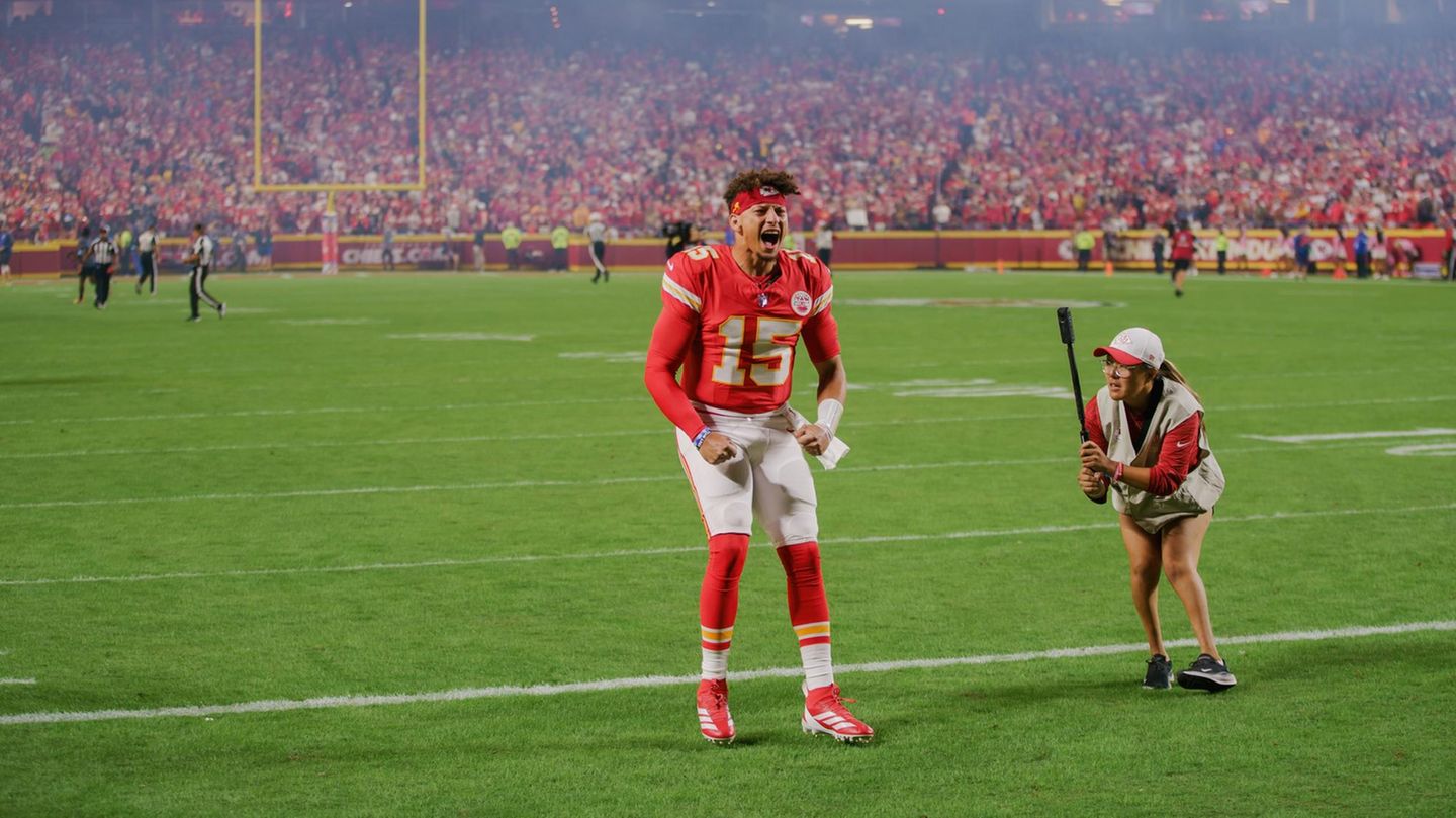 Der Quarterback der Kansas City Chiefs, Patrick Mahomes, beobachtet das Publikum vor dem Football Spiel