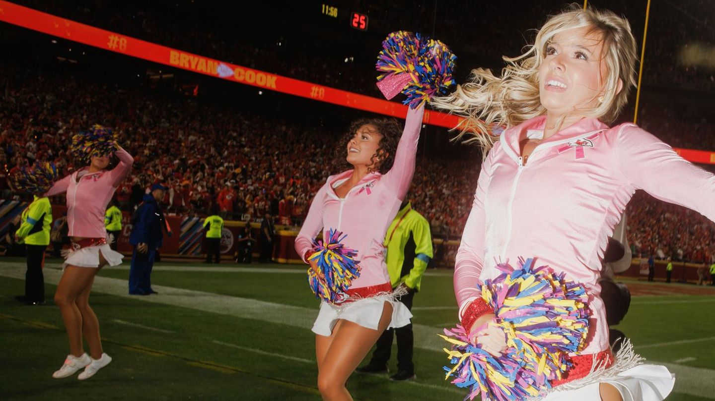 Cheerleader vor dem Football Spiel