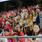 Fans auf der Tribüne vor dem Football Spiel