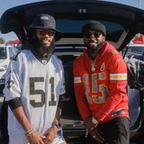 Die Brüder James IV und Ty Nevel posieren für ein Foto in ihrem Kofferraum sitzend