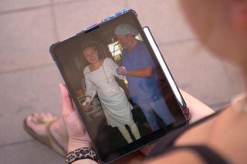 Mit 18 Jahren erlitt Annika Ladewig auf einem Festival an großen Teilen ihres Körpers Brandverletzungen. Nun arbeitet sie in der Klinik, in der ihr nach dem Unfall geholfen wurde.