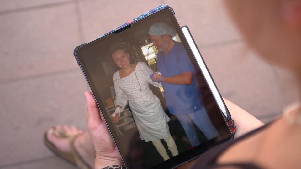 Nach schwerem Grill-Unfall: Annika hilft jetzt anderen Brandverletzten Mit 18 Jahren erlitt Annika Ladewig auf einem Festival an großen Teilen ihres Körpers Brandverletzungen. Nun arbeitet sie in der Klinik, in der ihr nach dem Unfall geholfen wurde.