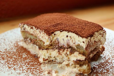 Tiramisu, angeschnitten auf einem Teller