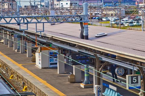 Ein Blick auf den Bahnhof von Wakayama City in Japan