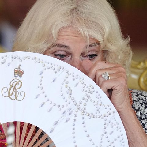 Königin Camilla fächelt sich auf Samoa mit einem weißen Fächer Luft zu