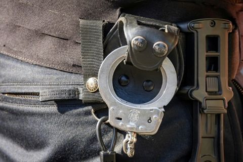 Handschellen eines Polizisten