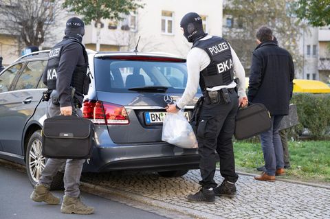 AfD-Mann festgesetzt: Mitarbeiter des Bundeskriminalamts während einer Razzia in Dresden