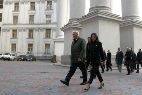 Baerbock und ihr ukrainischer Kollege in Kiew