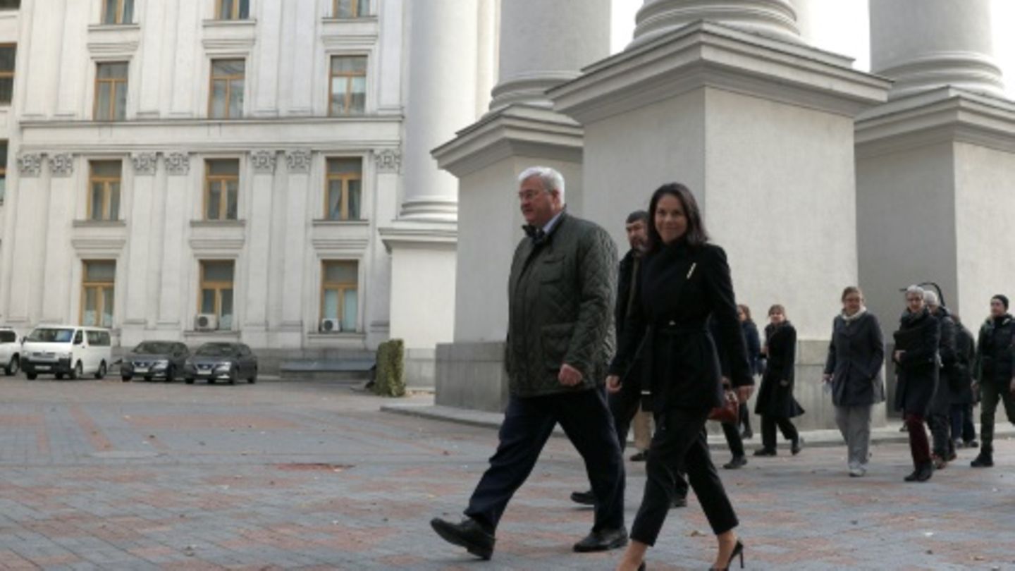 Baerbock und ihr ukrainischer Kollege in Kiew